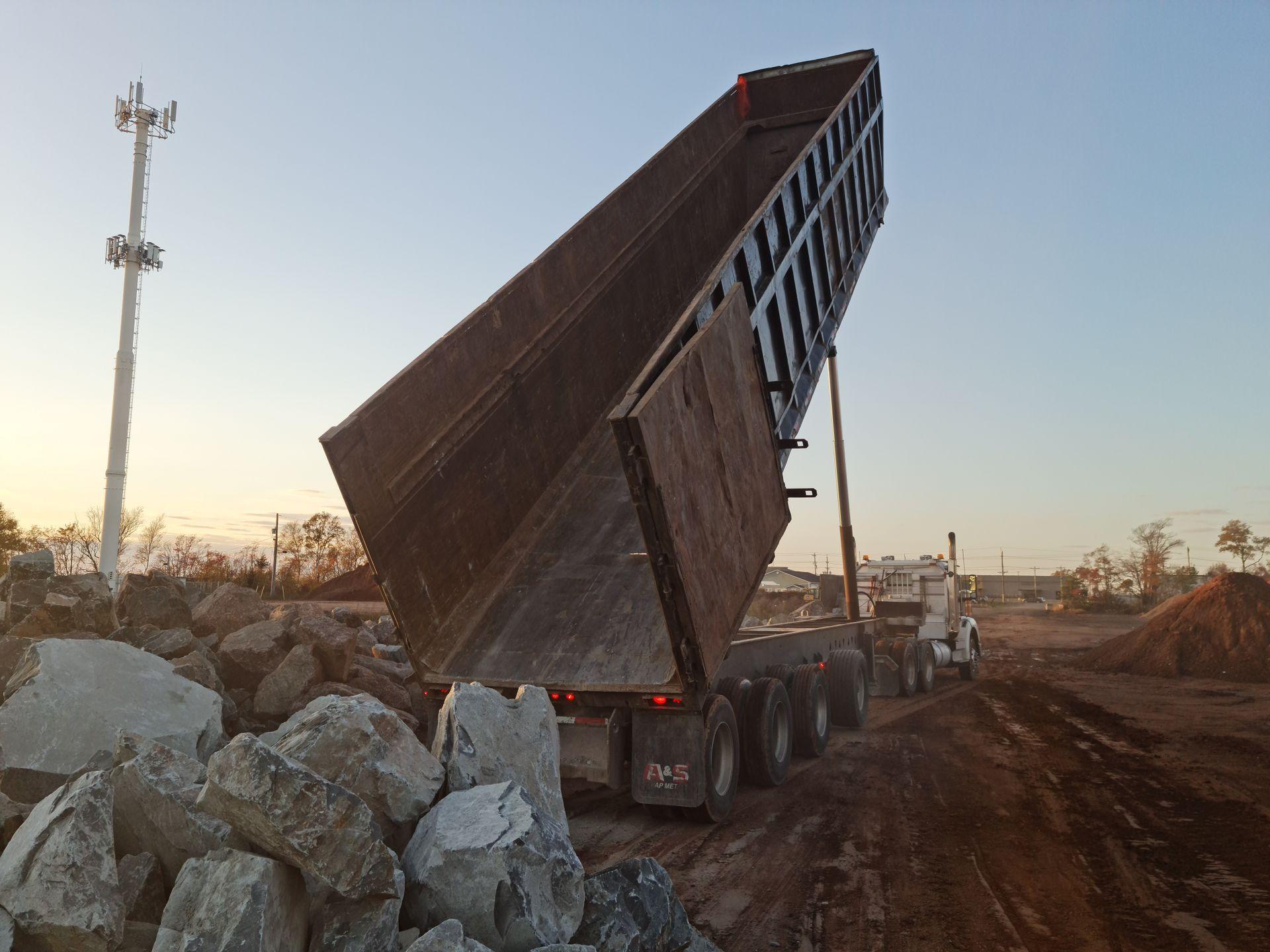 Camion benne ampliroll sur un chantier de construction